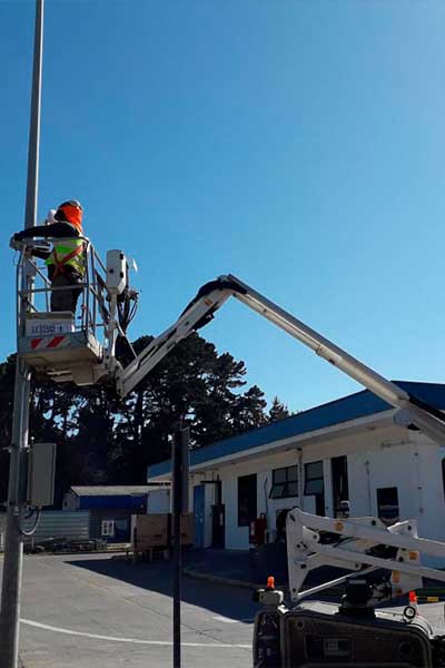 Mantención y proyectos de servicios eléctricos con o sin apoyo de grúa alza hombres